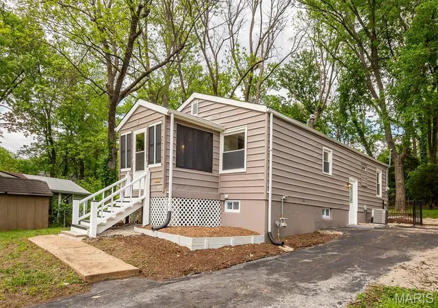 2nd image of 2528 Creve Coeur Dr, Saint Louis, MO 63144 | MLS# MIS26027051