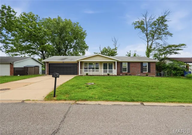 Homes for sale in Creve Coeur, MO | 1072 King Carey Dr, Creve Coeur, MO 63146 | MLS# MIS26027309