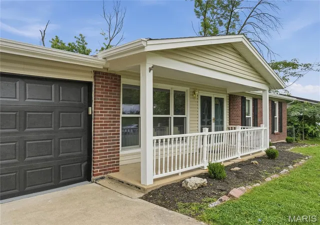 Homes for sale in Creve Coeur, MO | 1072 King Carey Dr, Creve Coeur, MO 63146 | MLS# MIS26027309