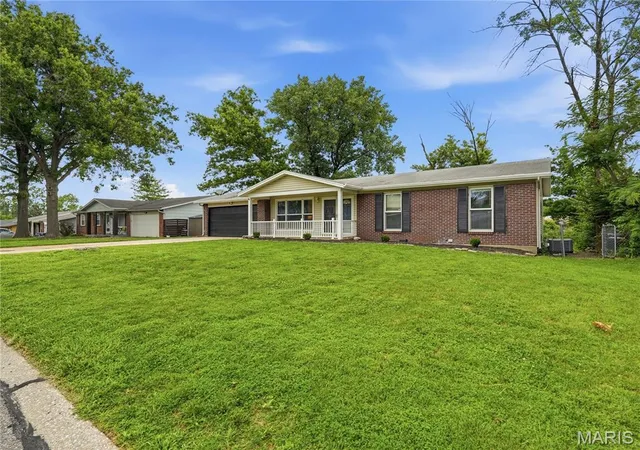 Homes for sale in Creve Coeur, MO | 1072 King Carey Dr, Creve Coeur, MO 63146 | MLS# MIS26027309