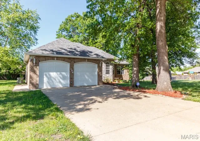Homes for sale in Lebanon, MO | 404 Magnolia Ct, Lebanon, MO 65536 | MLS# MIS26027496