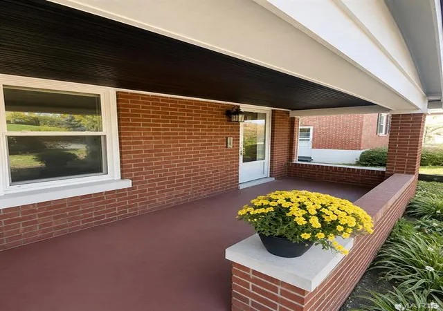 Photo 2 of Sale Pending at 1807 Princeton Pl, Saint Louis, MO 63117 | MLS# MIS26027541 | Listing updated on 2026-09-04