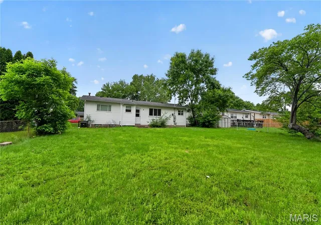 2nd image of 1055 Jackson Ln, St Louis, MO 63031 | MLS# MIS26027612