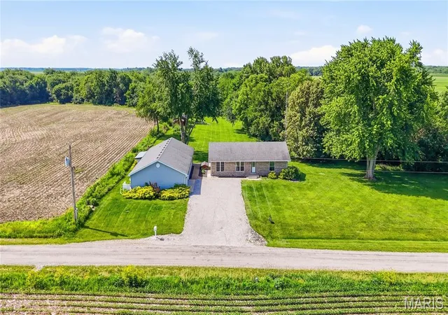 Homes for sale in Virden, IL | 14201 Williamson Rd, Virden, IL 62690 | MLS# MIS26027634