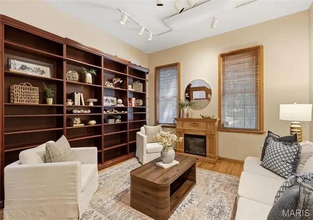 Photo 3 of Sale Pending at 937 Rutger St, Saint Louis, MO 63104 | MLS# MIS26027669 | Listing updated on 2026-10-01