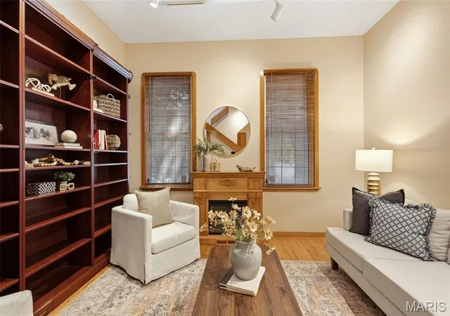 Photo 4 of Sale Pending at 937 Rutger St, Saint Louis, MO 63104 | MLS# MIS26027669 | Listing updated on 2026-10-01