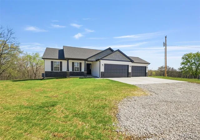 Homes for sale in Bowling Green, MO | 17620 Hwy F, Bowling Green, MO 63334 | MLS# MIS26027708