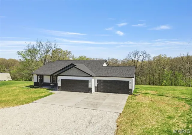 Homes for sale in Bowling Green, MO | 17620 Hwy F, Bowling Green, MO 63334 | MLS# MIS26027708