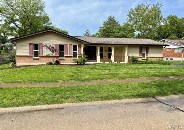Homes for sale in Creve Coeur, MO | 12995 Ambois Dr, Creve Coeur, MO 63141 | MLS# MIS26027727