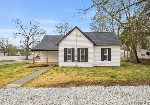 Homes for sale in Troy, MO | 1020 W Cherry St, Troy, MO 63379 | MLS# MIS26027737