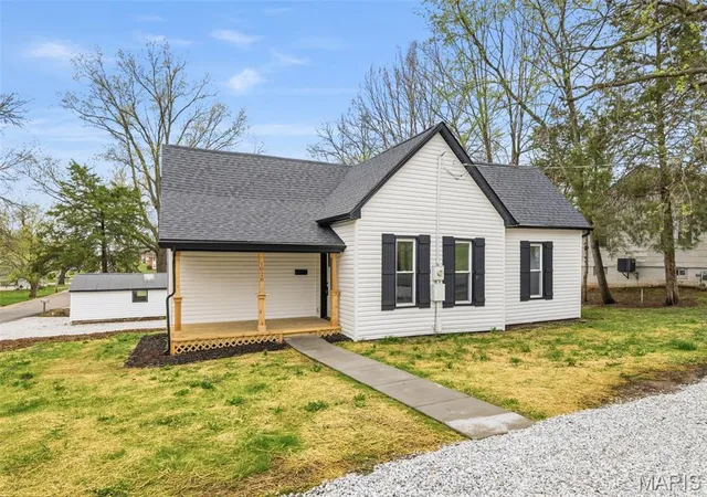Homes for sale in Troy, MO | 1020 W Cherry St, Troy, MO 63379 | MLS# MIS26027737