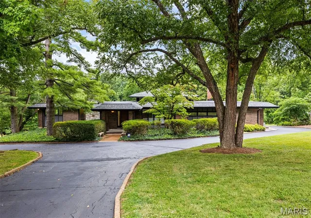 Photo 1 of Sale Pending at 18 Spoede Ln, Saint Louis, MO 63141 | MLS# MIS26027740 | Listing updated on 2026-09-13