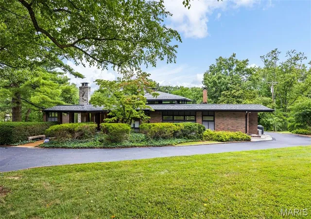 Photo 2 of Sale Pending at 18 Spoede Ln, Saint Louis, MO 63141 | MLS# MIS26027740 | Listing updated on 2026-09-13