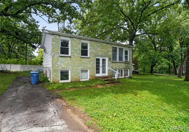 Photo 3 of Sale Pending at 715 Valencia Ave, St Louis, MO 63138 | MLS# MIS26027744 | Listing updated on 2026-10-15
