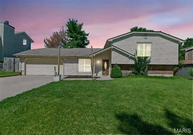 2nd image of 4 Red Oaks Dr, St Peters, MO 63376 | MLS# MIS26027779