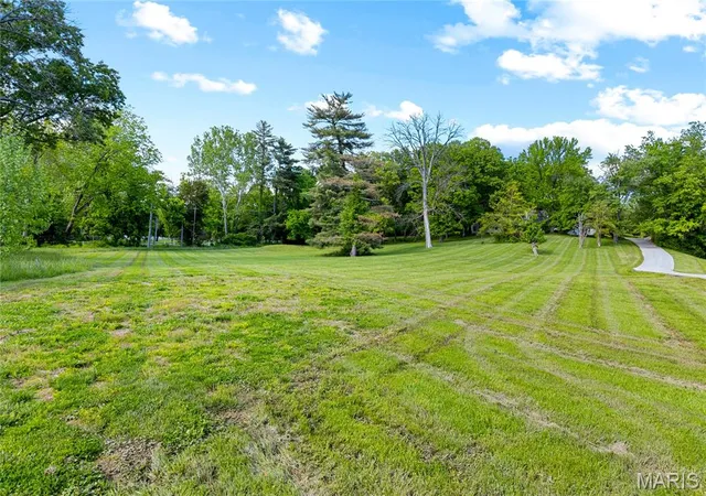 Photo 2 of Sale Pending at 900 Weidman Rd, Chesterfield, MO 63017 | MLS# MIS26027891 | Listing updated on 2026-08-31