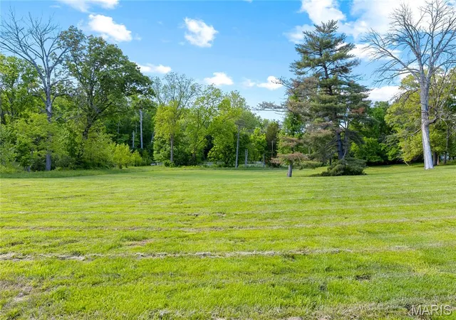 Photo 3 of Sale Pending at 900 Weidman Rd, Chesterfield, MO 63017 | MLS# MIS26027891 | Listing updated on 2026-08-31
