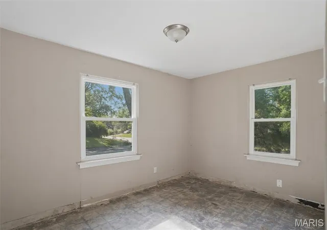 Photo 4 of Sale Pending at 9801 Lorna Ln, Saint Louis, MO 63136 | MLS# MIS26027897 | Listing updated on 2026-10-21