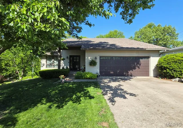 Photo 2 of Single family home for sale at 403 Constantz Dr, Canton, MO 63435 | MLS# MIS26027969 | Listing updated on 2026-10-22