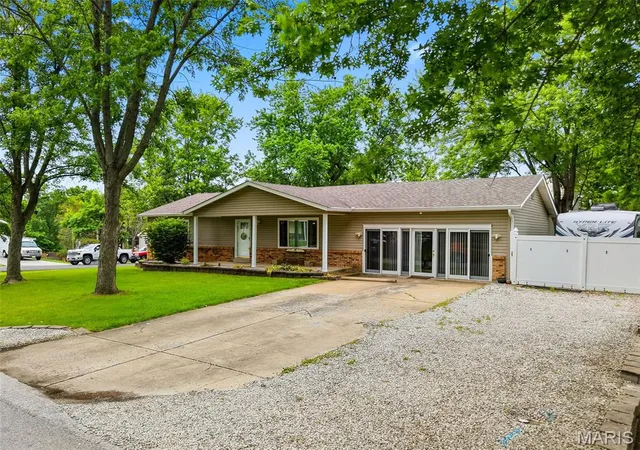 Photo 2 of Sale Pending at 11 S Meadow Dr, O Fallon, MO 63366 | MLS# MIS26027989 | Listing updated on 2026-08-06