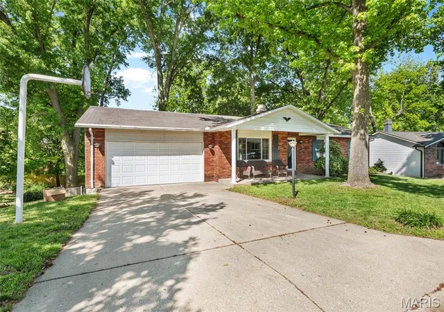 Homes for sale in East Alton, IL | 5 Beatrice Ct, East Alton, IL 62024 | MLS# MIS26028011