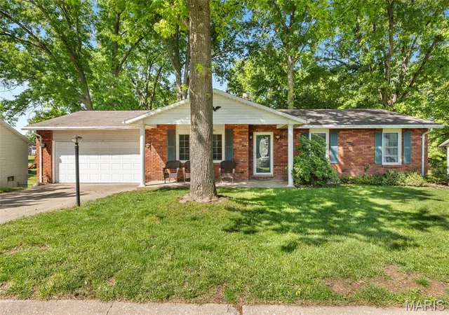 Homes for sale in East Alton, IL | 5 Beatrice Ct, East Alton, IL 62024 | MLS# MIS26028011