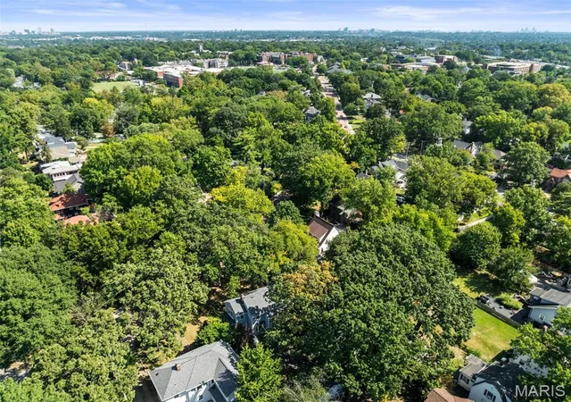 Photo 3 of Sale Pending at 8436 Big Bnd Blvd, Saint Louis, MO 63119 | MLS# MIS26028025 | Listing updated on 2026-09-13