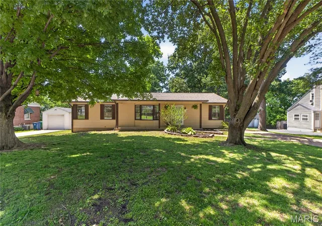 Photo 2 of Sale Pending at 105 Lansing Ave, Maryland Heights, MO 63043 | MLS# MIS26028146 | Listing updated on 2026-09-12