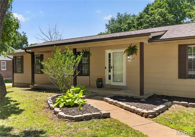 Photo 3 of Sale Pending at 105 Lansing Ave, Maryland Heights, MO 63043 | MLS# MIS26028146 | Listing updated on 2026-09-12