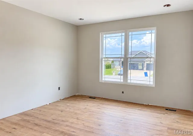 Photo 3 of Single family home for sale at 983 Half Moon Ln, Caseyville, IL 62232 | MLS# MIS26028257 | Listing updated on 2026-09-12