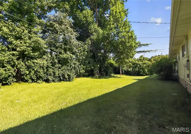 Photo 3 of Sale Pending at 9503 Yorktown Dr, St Louis, MO 63137 | MLS# MIS26028287 | Listing updated on 2026-10-07