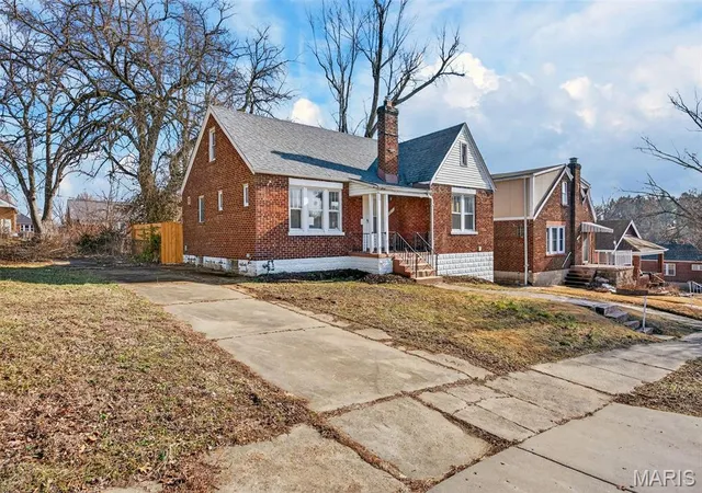 Photo 2 of Single family home for sale at 3816 Oakridge Blvd, Saint Louis, MO 63121 | MLS# MIS26028292 | Listing updated on 2026-10-10