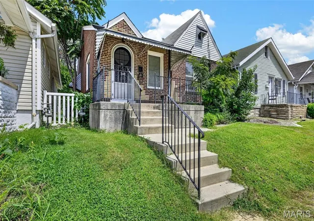 Photo 2 of Sale Pending at 6425 Hoffman Ave, St Louis, MO 63139 | MLS# MIS26028293 | Listing updated on 2026-08-31