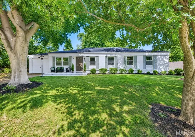 Homes for sale in Creve Coeur, MO | 720 Fernview Dr, Creve Coeur, MO 63141 | MLS# MIS26028395