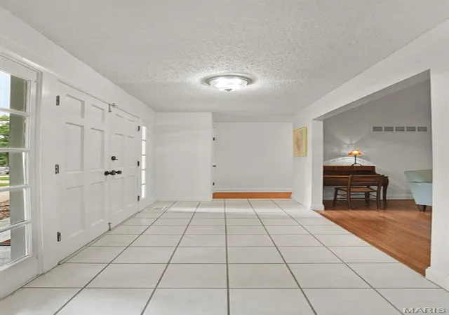 Photo 3 of Sale Pending at 15350 Thistlebriar Ct, Chesterfield, MO 63017 | MLS# MIS26028427 | Listing updated on 2026-08-16