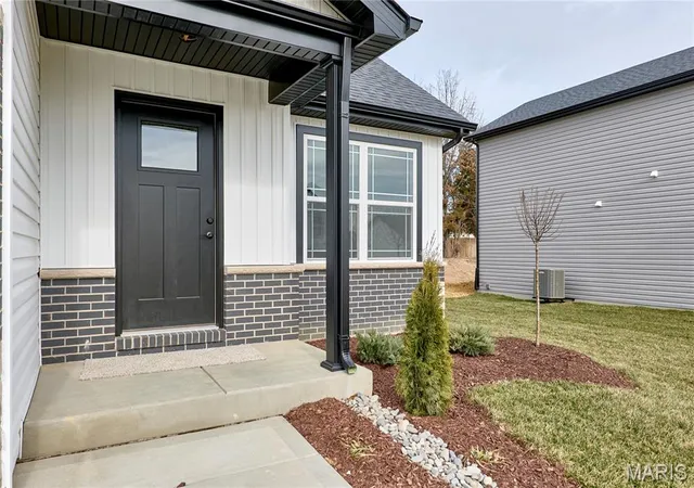 Photo 3 of Single family home for sale at 28728 Woodland Heights Dr, Warrenton, MO 63383 | MLS# MIS26028431 | Listing updated on 2026-09-21