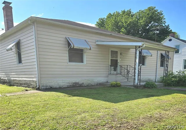 Homes for sale in New Athens, IL | 401 S Van Buren St, New Athens, IL 62264 | MLS# MIS26028474