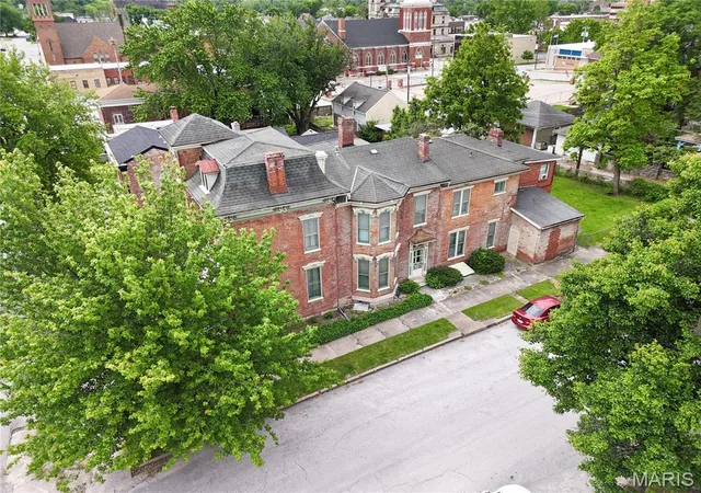 Homes for sale in Hannibal, MO | 221 N Fifth Street, Hannibal, MO 63401 | MLS# MIS26028615