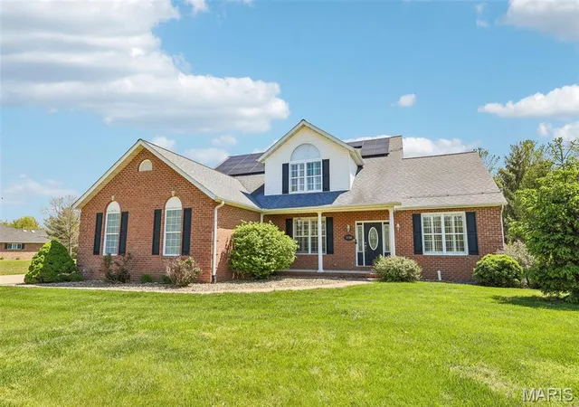 Homes for sale in Carlyle, IL | 2750 Governors Dr, Carlyle, IL 62231 | MLS# MIS26028619