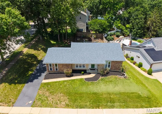 Photo 2 of Sale Pending at 607 Garden Leaf Ct, Ballwin, MO 63011 | MLS# MIS26028765 | Listing updated on 2026-07-27
