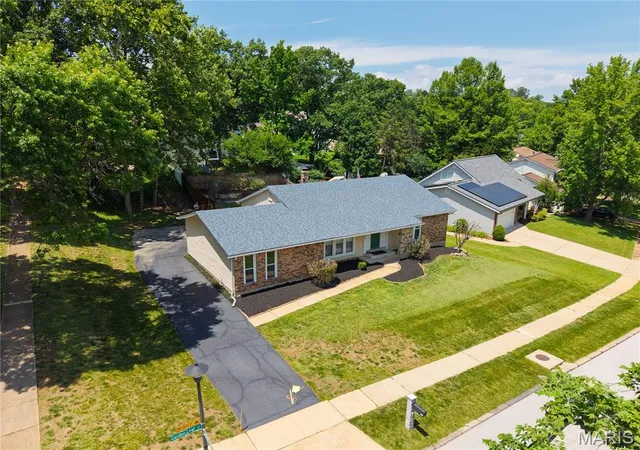 Photo 3 of Sale Pending at 607 Garden Leaf Ct, Ballwin, MO 63011 | MLS# MIS26028765 | Listing updated on 2026-07-27