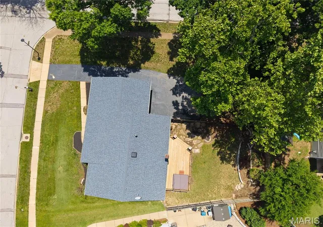 Photo 3 of Sale Pending at 607 Garden Leaf Ct, Ballwin, MO 63011 | MLS# MIS26028765 | Listing updated on 2026-07-27