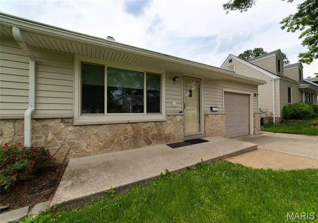 Homes for sale in Webster Groves, MO | 422 Barron Ln, Webster Groves, MO 63119 | MLS# MIS26028823