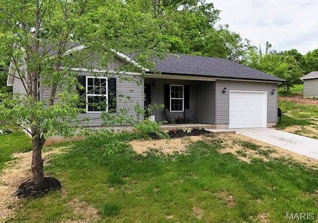 Homes for sale in De Soto, MO | 400 East Plattin St, De Soto, MO 63020 | MLS# MIS26028855