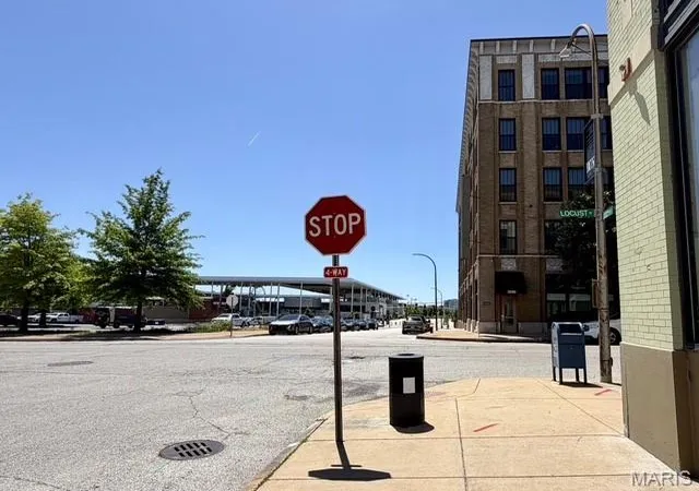 35th image of 2201 Locust St #408 & 409, St Louis, MO 63103 | MLS# MIS26028868
