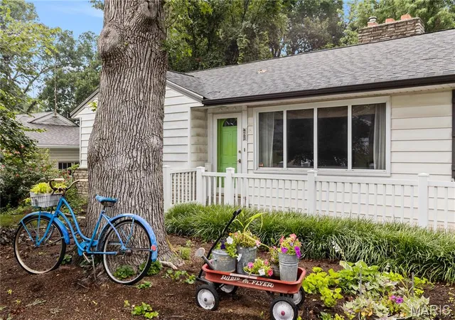 Homes for sale in Webster Groves, MO | 425 Linum Ln, Webster Groves, MO 63119 | MLS# MIS26028887