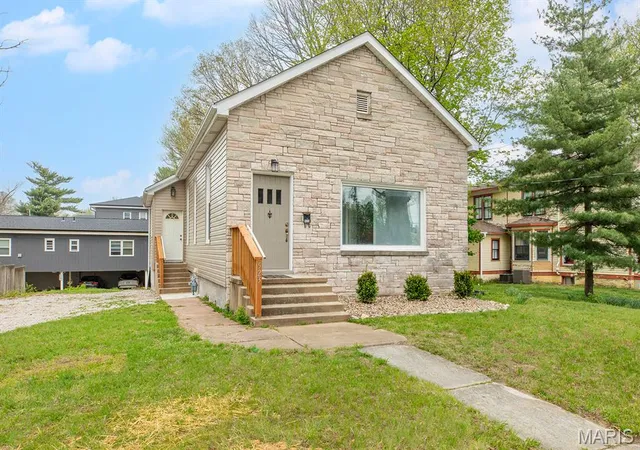 Homes for sale in Edwardsville, IL | 523 Hillsboro Ave, Edwardsville, IL 62025 | MLS# MIS26028986