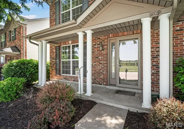 Homes for sale in Lake Saint Louis, MO | 1109 Ridgeway Dr, Lake Saint Louis, MO 63367 | MLS# MIS26029115