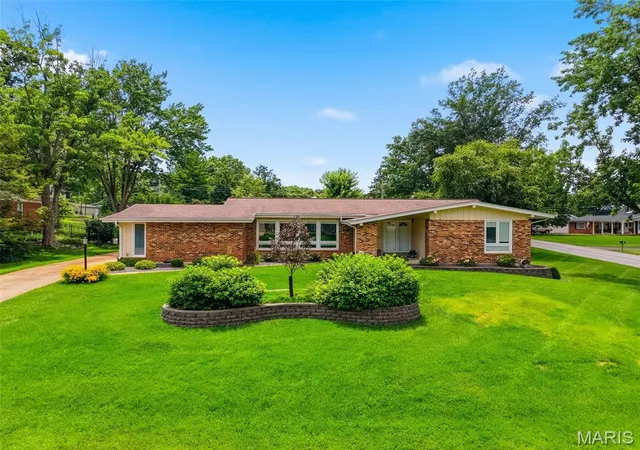 Homes for sale in Ballwin, MO | 409 Mayfair Dr, Ballwin, MO 63011 | MLS# MIS26029198