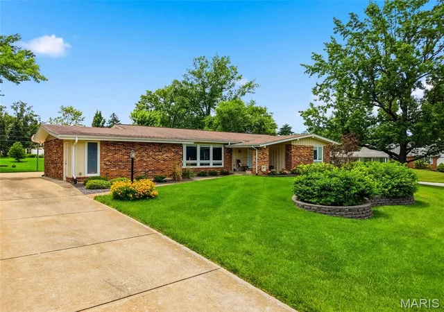 Homes for sale in Ballwin, MO | 409 Mayfair Dr, Ballwin, MO 63011 | MLS# MIS26029198